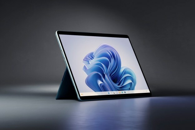 Das Surface Tablet 9 von Microsoft liegt auf einem Tisch.