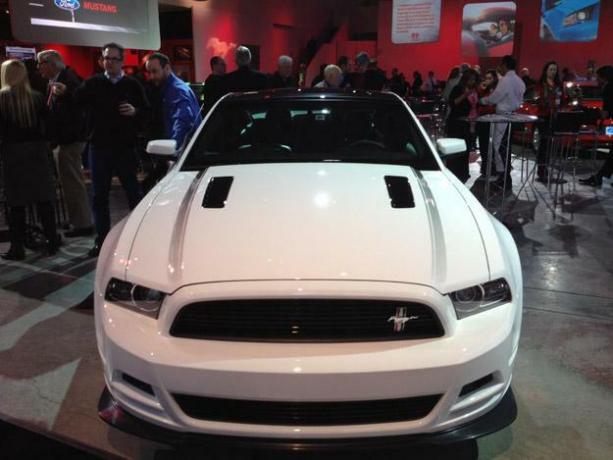 2013 m.-Ford-Mustang--Baltas-Priekyje