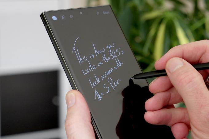 S Pen izmantošana, lai rakstītu piezīmi Galaxy S23 Ultra bloķēšanas ekrānā.