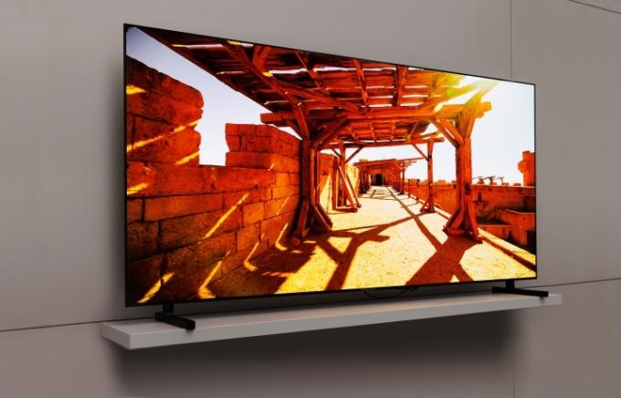 Samsungs nya 77-tums QD-OLED TV med levande bild på skärmen