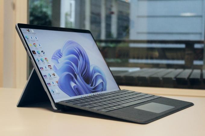 Surface Pro 9 so zdvihnutou klávesnicou Type Cover.