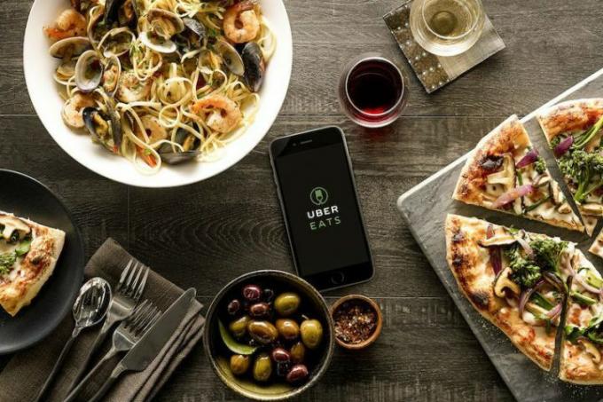 uber-eats აწვდის საკვებს.