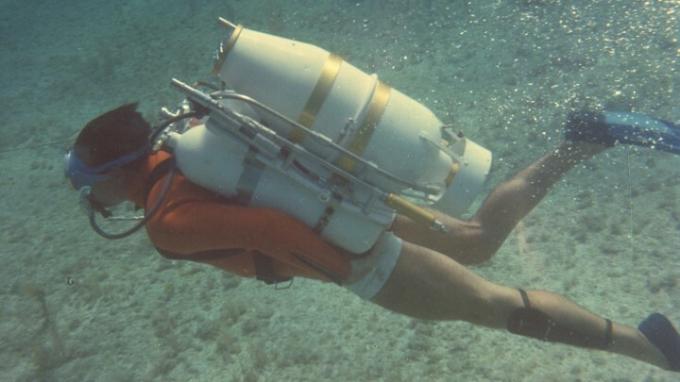 Джеймс Бонд использует подводный реактивный двигатель в Thunderball.