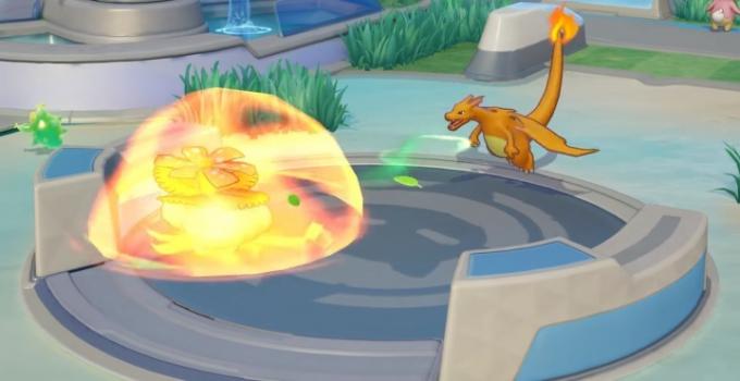 Charizard attackerar fiende i Pokemon Unite.