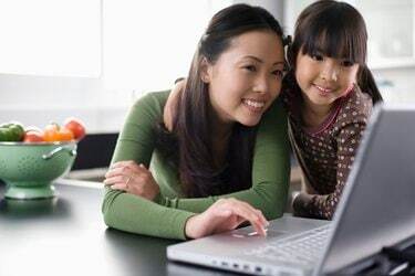 Μητέρα και κόρη που χρησιμοποιούν φορητό υπολογιστή