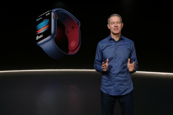 Джеф Уилямс от Apple представя нов Apple Watch на събитие през септември 2020 г.