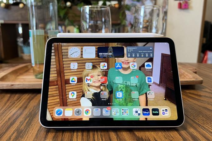 iPad Mini 2021 แสดงหน้าจอโฮมพร้อมแอพจำนวนหนึ่ง