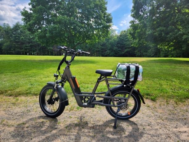Rad Power ველოსიპედები RadRunner 3 Plus წყლის ბოთლებით უკანა თაროზე მიმაგრებული ჩანთით.