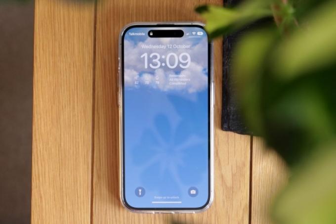 iPhone 14 Pro, показващ винаги включен екран за времето.