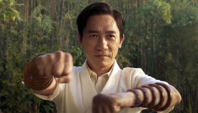 Wenwu v bojové pozici v Shang-Chi a Deset prstenů.