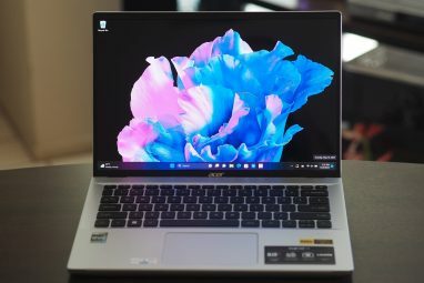 Vista frontal de Acer Swift Go 14 que muestra la pantalla y el teclado.