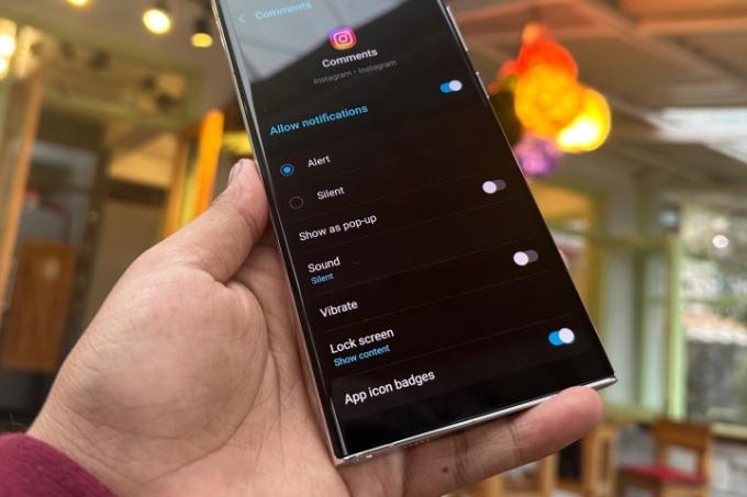 Kontrol notifikasi komentar per aplikasi di Samsung Galaxy S22 Ultra.