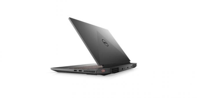 Laptopul de gaming Dell G15 dintr-un unghi lateral pe un fundal alb.