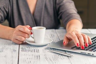 Женщина пьет кофе и использует цифровой планшет по утрам