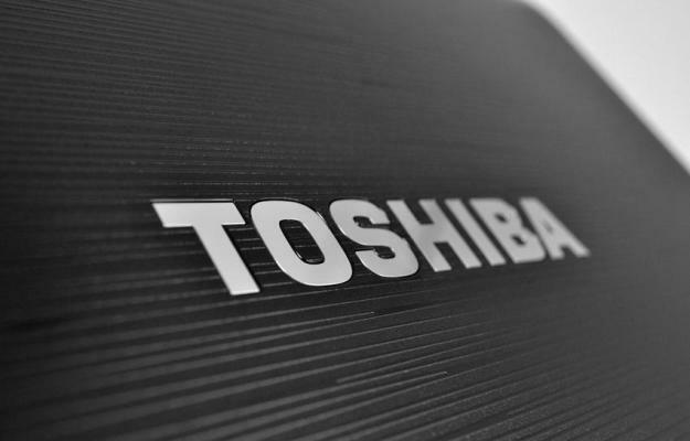 Detalj poklopca za recenziju Toshiba Satellite P755