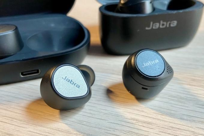 Jabra Elite 7 Pro рядом с Jabra Elite 75t.