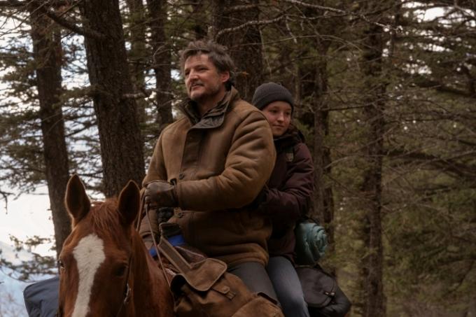 Ellie și Joel călăresc împreună pe un cal în The Last of Us Episodul 6.