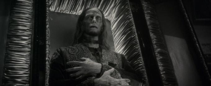 『Werewolf By Night』のシーンで、ミイラ化したキャラクターが棺の中で横たわっている。