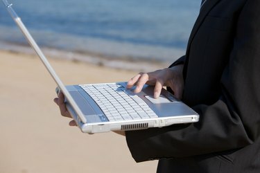 Biznesmen za pomocą laptopa