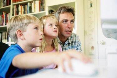 Pai e filhos brincando de computador