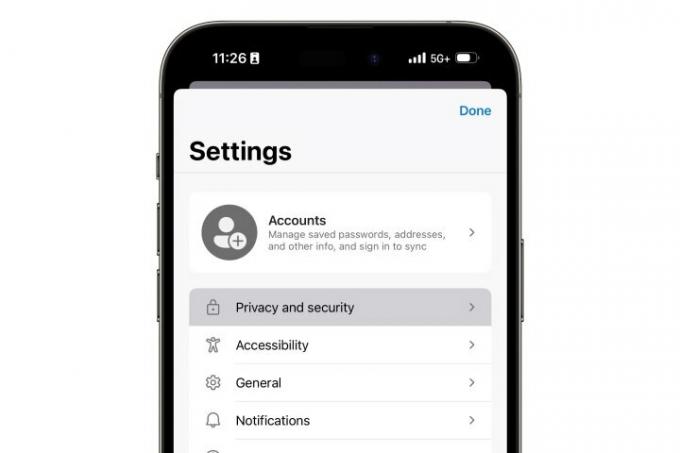 Microsoft Edge auf dem iPhone mit hervorgehobener Menüoption „Datenschutz und Sicherheit“.