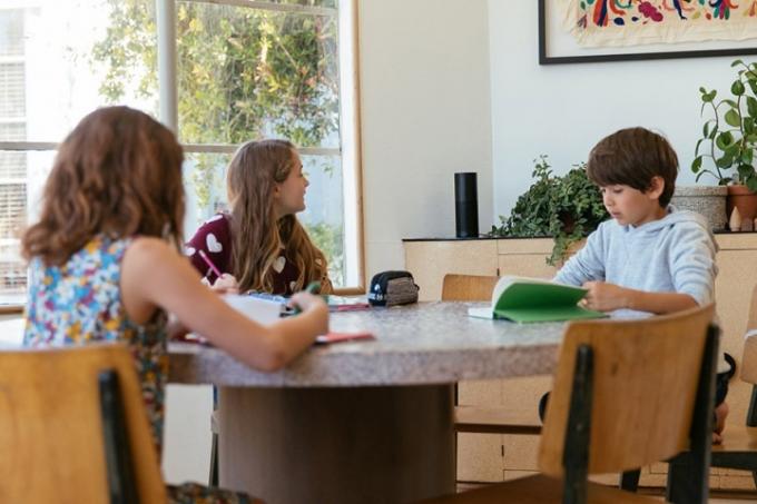 vaikai atlieka namų darbus aplink „Amazon Echo“.