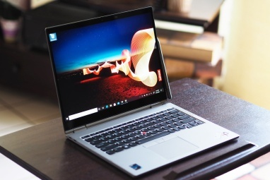 Lenovo ThinkPad X1 Titanium Yoga วางบนโต๊ะแบบเปิด