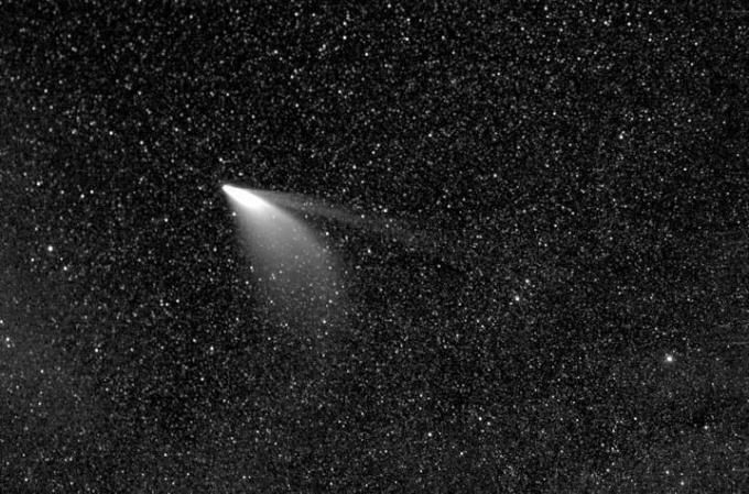 Sonda Parker Solar Probe NASA ukazuje větší detaily ve dvou ohonech komety NEOWISE
