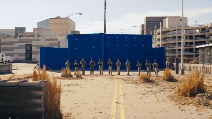صورة من مسلسل DMZ يظهر فيها ممثلون أمام شاشة زرقاء.