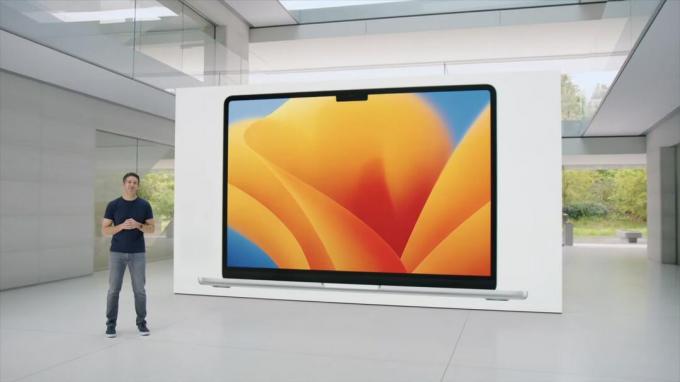 Apples John Ternus står bredvid en bild av 15-tums MacBook Air på Apples Worldwide Developers Conference (WWDC) i juni 2023.