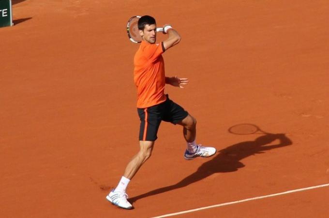 Novak Djokovic acerta uma tacada de tênis.