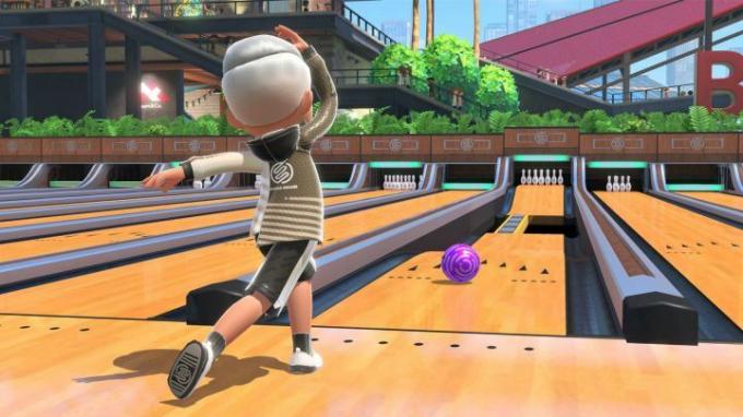 Oyuncu Nintendo Switch Sports'ta bowling topu atıyor.