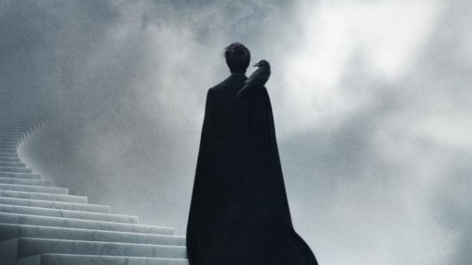 Tom Sturridge în rolul lui Morpheus stă cu spatele la cameră într-o imagine din adaptarea piesei The Sandman a lui Neil Gaiman.