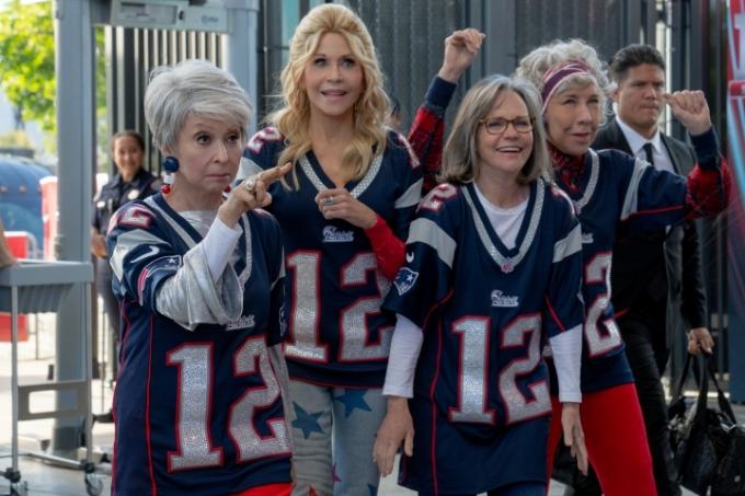 Rita Moreno, Jane Fonda, Sally Field ja Lily Tomlin seisovat kaikki lähellä metallinpaljastimet 80 Bradylle.