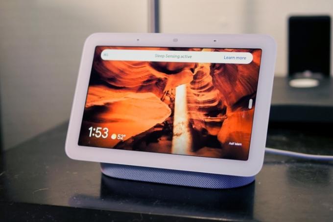 Google Nest Hub 2:a generationen på bordet.