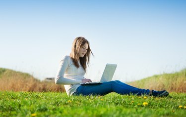 menina com laptop