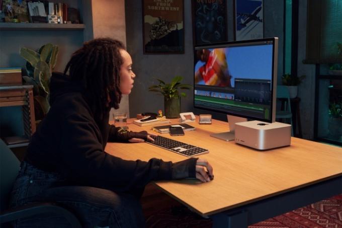 Apple Studio Display เคียงข้างคอมพิวเตอร์ Mac Studio บนโต๊ะ