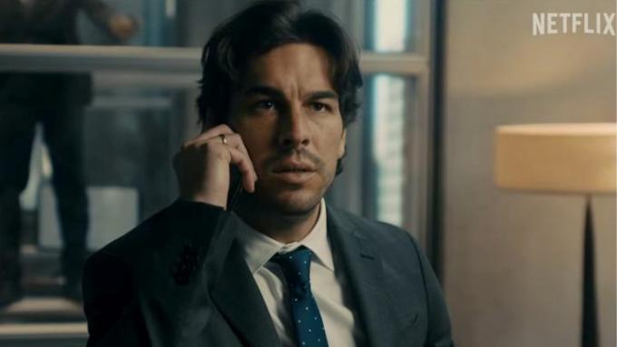 Mario Casas jako Sebastián rozmawiający przez telefon i wyglądający na zszokowanego w Bird Box Barcelona.