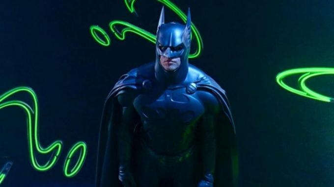 Batman (Val Kilmer) sprawdza w Batman Forever