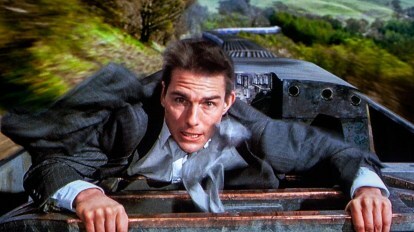 Een man klimt bovenop een trein in Mission: Impossible.