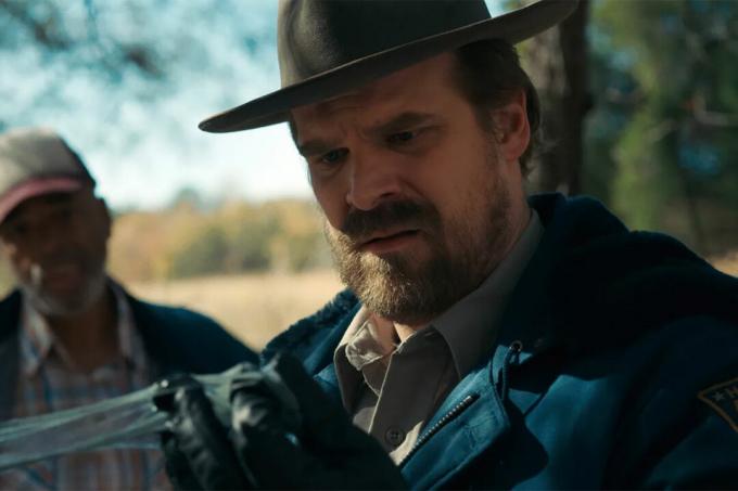 Jefe Jim Hopper, Cosas más extrañas