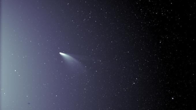 nezpracovaný snímek z přístroje WISPR na palubě NASA Parker Solar Probe ukazuje kometu NEOWISE