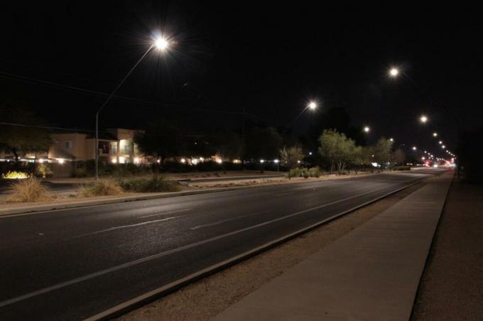 Utsikt över en gata i Tucson med lamporna inställda på 30 och 90 procent belysning
