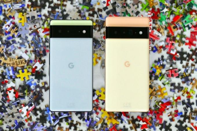 Pixel 6 (venstre) og Pixel 6 Pro (højre).