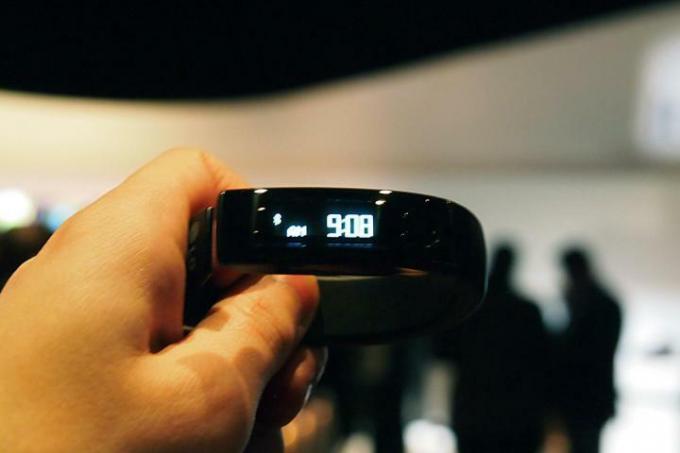 LG Fitness-Tracker in der Hand 4