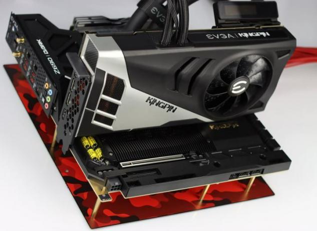 Egy EVGA Nvidia GeForce RTX 3090 Ti GPU alaplapra helyezve.