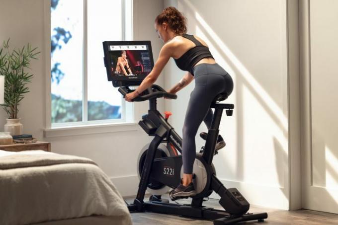 Frau fährt auf einem NordicTrack Commercial S221 Studio Cycle.