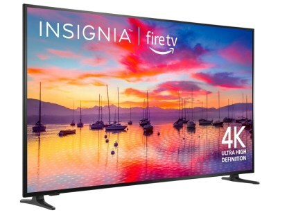 4K televizor Insignia F30 Series s Fire TV, s loděmi na vodě zobrazenými na obrazovce.