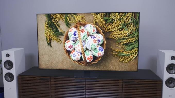 Ljust färgade målade ägg i en skål som visas på en Samsung QN90C.