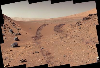 Ta pogled nazaj na sipino, čez katero se je peljal NASA-in rover Curiosity Mars, je februarja posnela kamera roverja (Mastcam). 9. 2014 ali 538. Marsov dan ali sol misije Curiosityja.